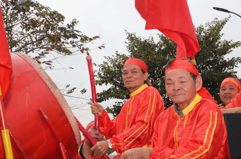 “Rồng vàng” xuống đường biểu diễn chào mừng bầu cử ở xã Thọ Ngọc