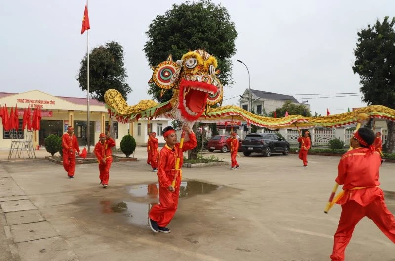 “Rồng vàng” xuống đường biểu diễn chào mừng bầu cử ở xã Thọ Ngọc