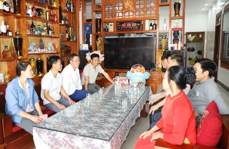 “Rồng vàng” xuống đường biểu diễn chào mừng bầu cử ở xã Thọ Ngọc