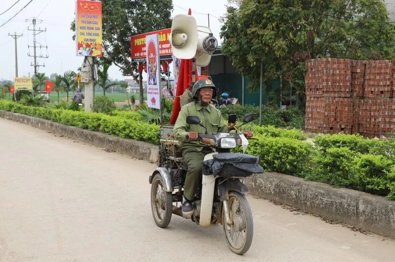 “Rồng vàng” xuống đường biểu diễn chào mừng bầu cử ở xã Thọ Ngọc