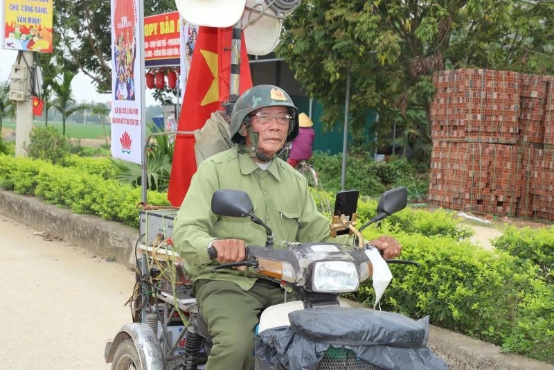 “Rồng vàng” xuống đường biểu diễn chào mừng bầu cử ở xã Thọ Ngọc