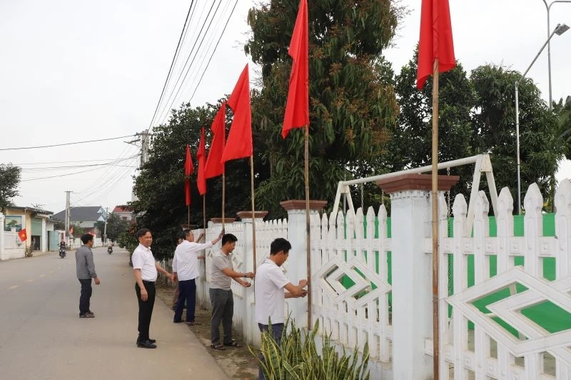 “Rồng vàng” xuống đường biểu diễn chào mừng bầu cử ở xã Thọ Ngọc