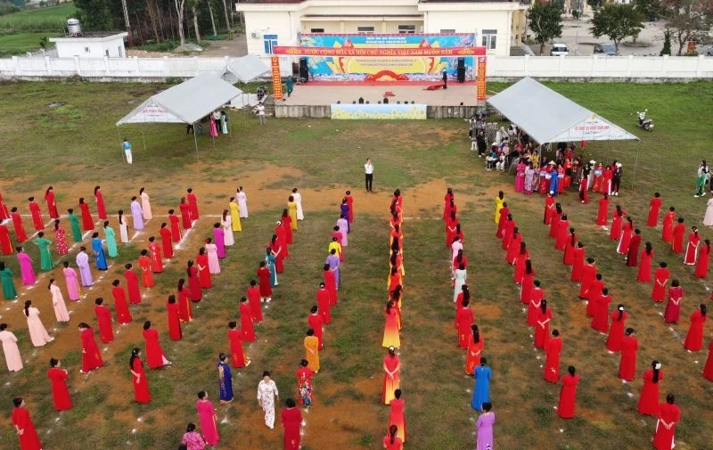 “Rồng vàng” xuống đường biểu diễn chào mừng bầu cử ở xã Thọ Ngọc