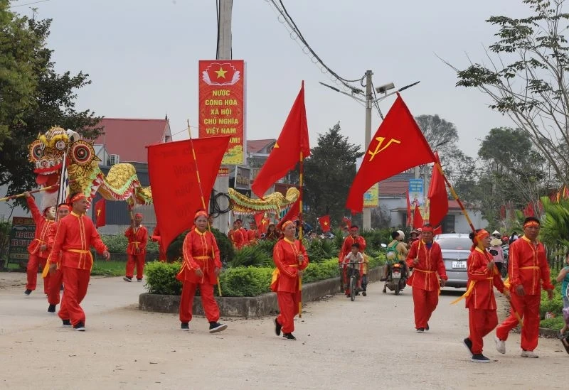 “Rồng vàng” xuống đường biểu diễn chào mừng bầu cử ở xã Thọ Ngọc