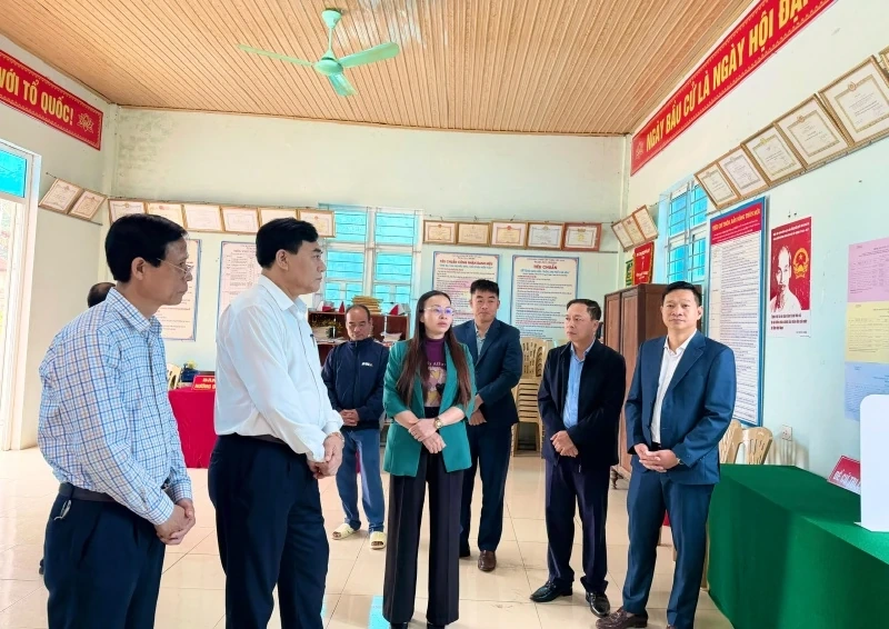 Phó Chủ tịch Ủy ban MTTQ tỉnh Nguyễn Quốc Tiến kiểm tra công tác bầu cử