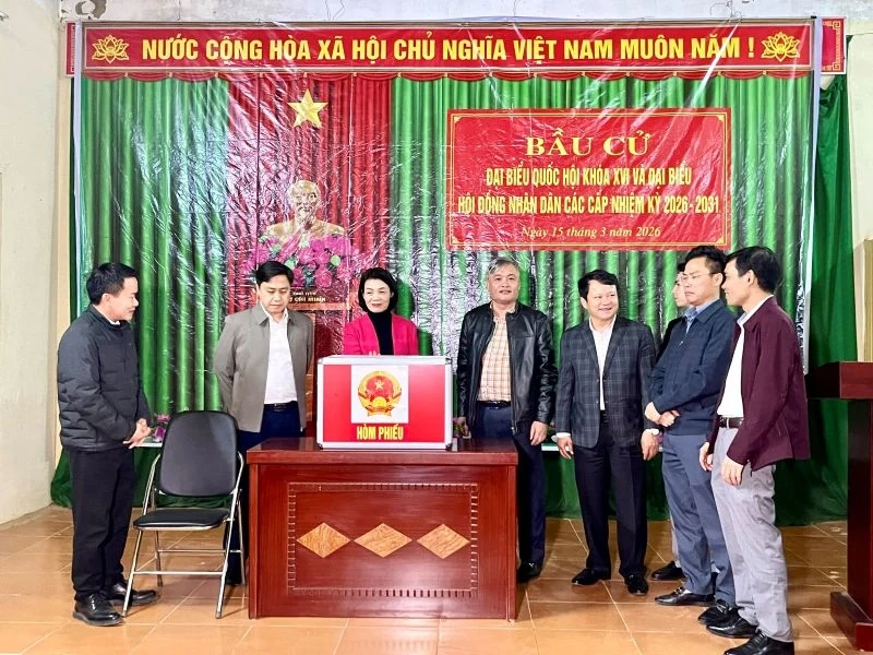 Phó Chủ tịch Thường trực Ủy ban MTTQ tỉnh Đỗ Thị Toán kiểm tra công tác chuẩn bị bầu cử