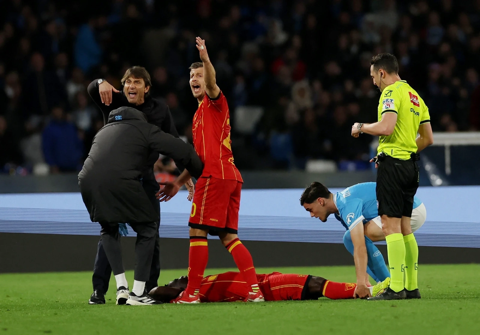 Nguyễn Xuân Son, Đỗ Hoàng Hên đi bầu cử; Arsenal bứt tốc, Man City và Chelsea cùng sảy chân