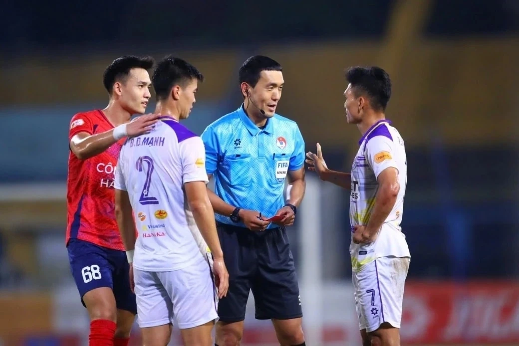 Trọng tài Hàn Quốc điều hành “đại chiến” V.League; trận tranh siêu cúp Messi - Yamal được chuyển tới Bernabeu