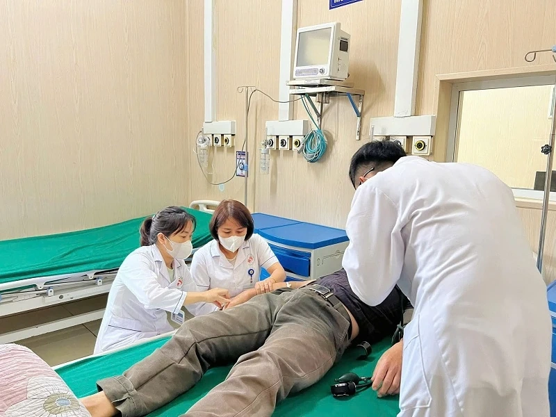 Lạm dụng nước tăng lực, một người nhập viện trong tình trạng yếu liệt hai chân