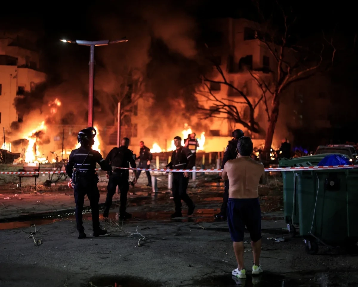 Mỹ-Israel không kích dữ dội, Iran phóng tên lửa đáp trả: Căng thẳng Trung Đông leo thang