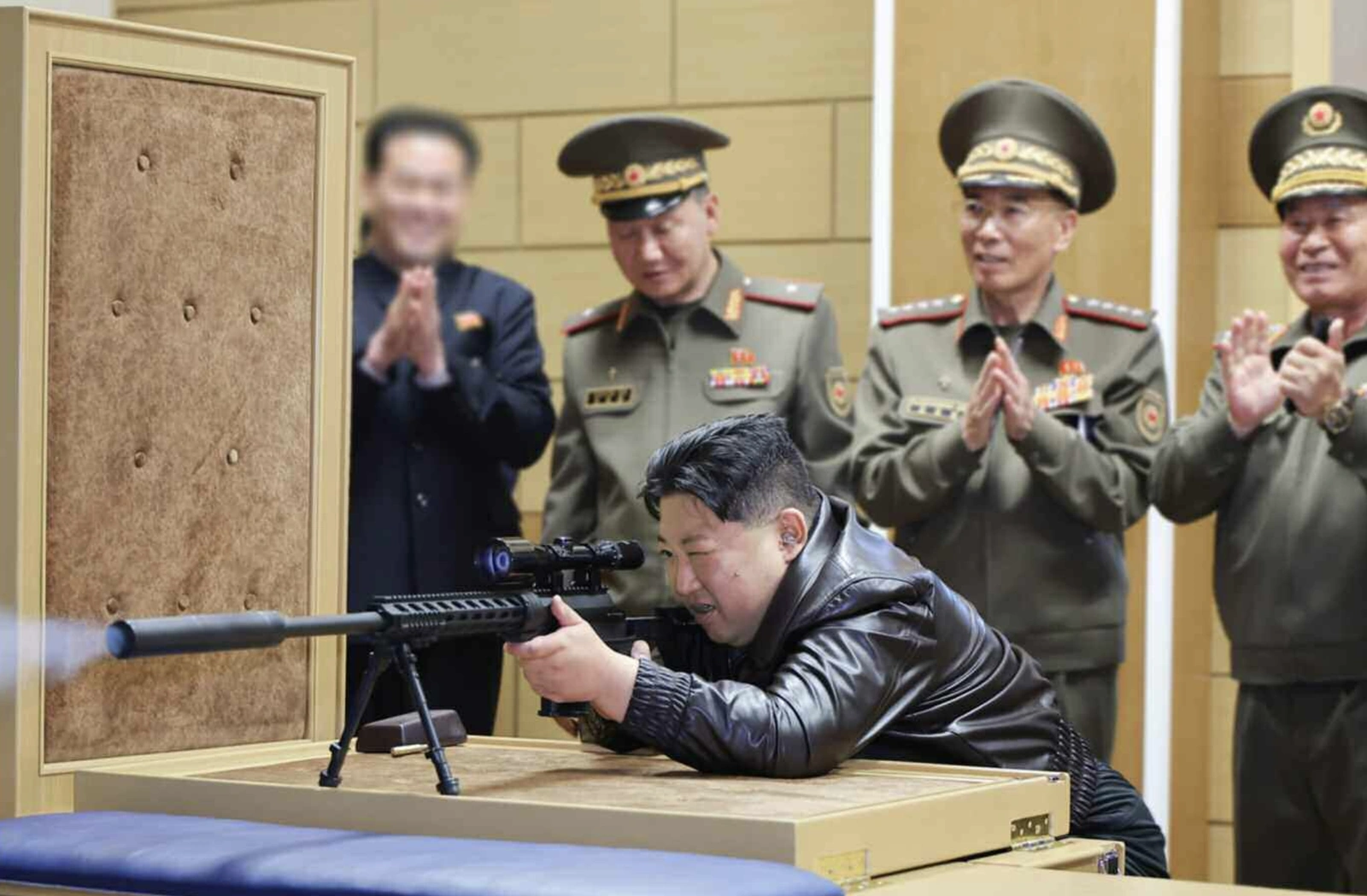 Nhà lãnh đạo Triều Tiên Kim Jong Un tiếp tục thị sát nhà máy sản xuất đạn dược