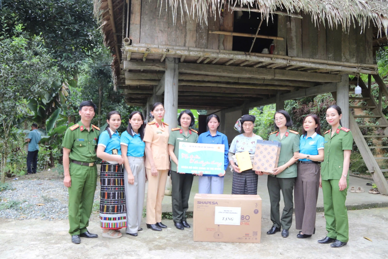 Phụ nữ Công an tỉnh trao kinh phí đỡ đầu con mồ côi đặc biệt khó khăn