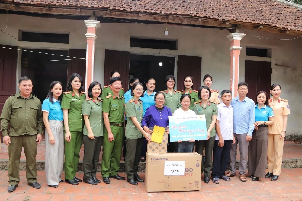 Phụ nữ Công an tỉnh trao kinh phí đỡ đầu con mồ côi đặc biệt khó khăn