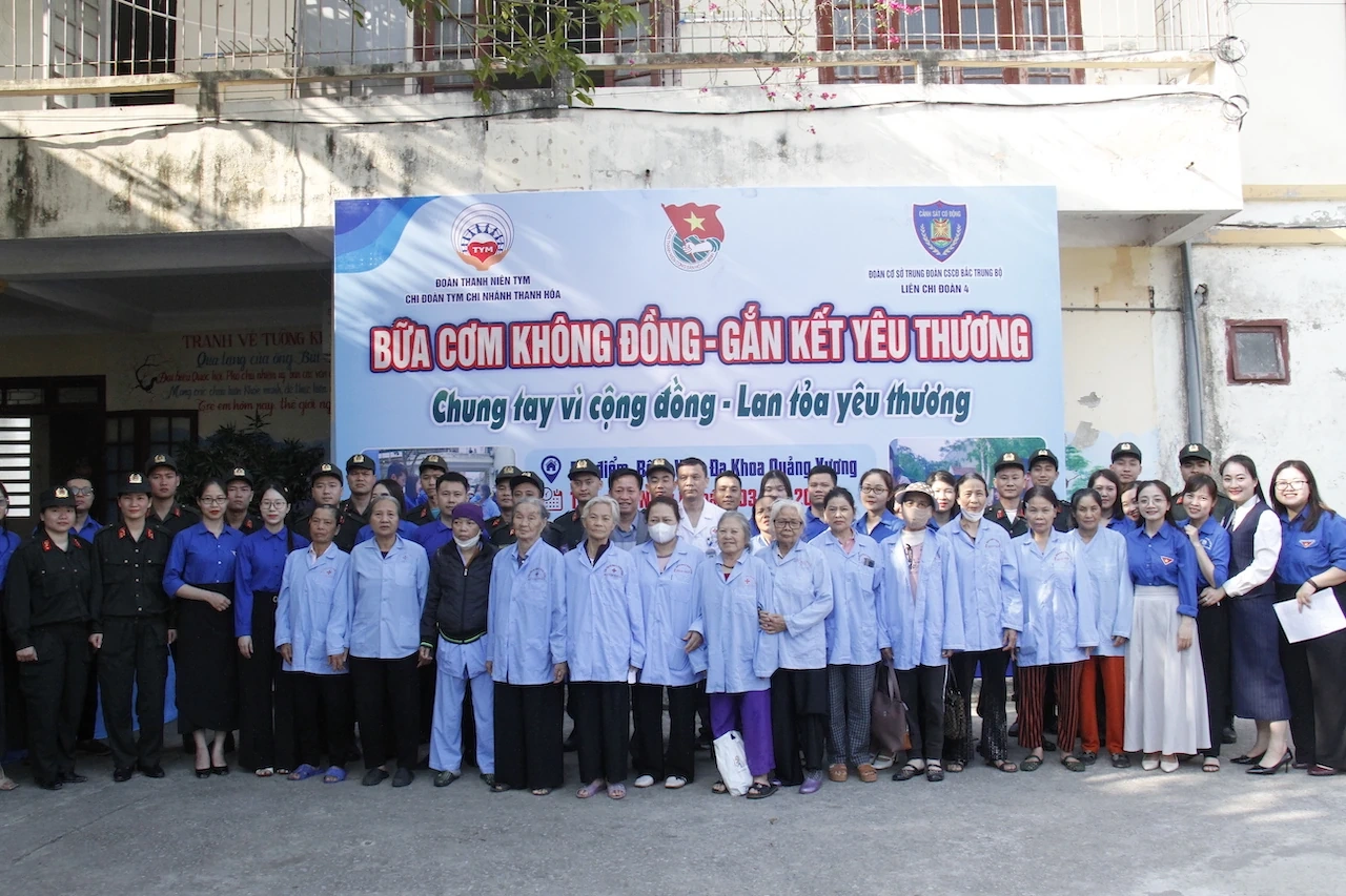 Phát 150 suất cơm miễn phí cho bệnh nhân nghèo