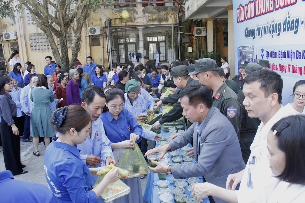 Phát 150 suất cơm miễn phí cho bệnh nhân nghèo