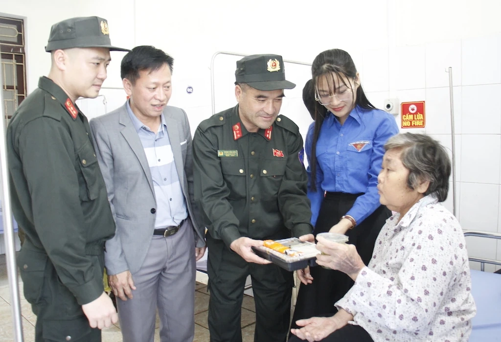 Phát 150 suất cơm miễn phí cho bệnh nhân nghèo