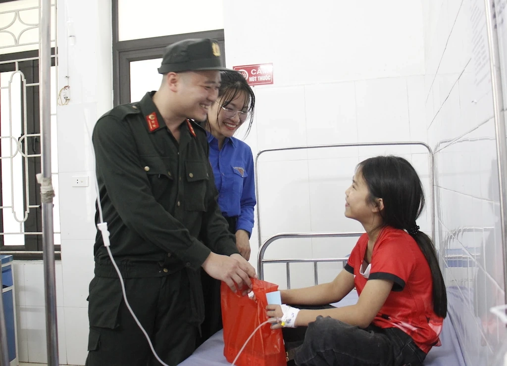 Phát 150 suất cơm miễn phí cho bệnh nhân nghèo