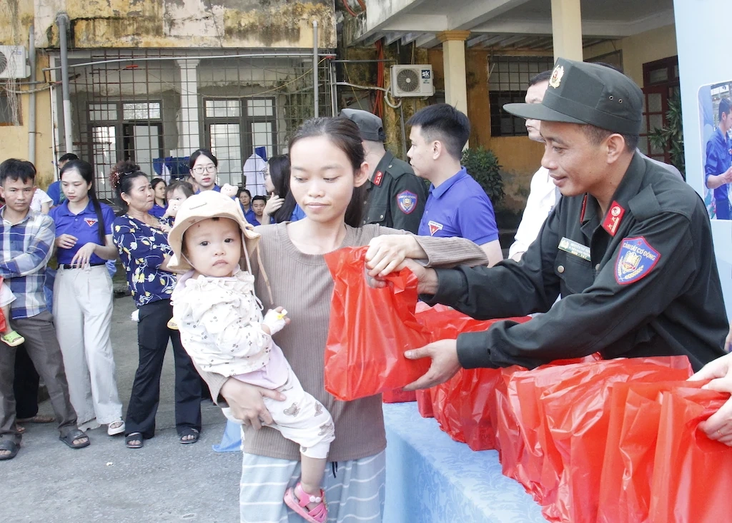 Phát 150 suất cơm miễn phí cho bệnh nhân nghèo