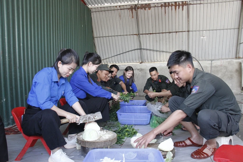 Phát 150 suất cơm miễn phí cho bệnh nhân nghèo