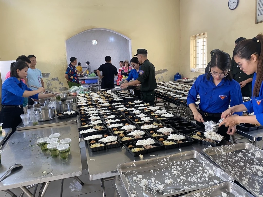 Phát 150 suất cơm miễn phí cho bệnh nhân nghèo