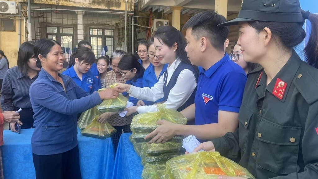 Phát 150 suất cơm miễn phí cho bệnh nhân nghèo