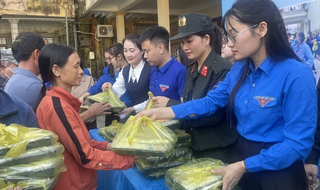 Phát 150 suất cơm miễn phí cho bệnh nhân nghèo