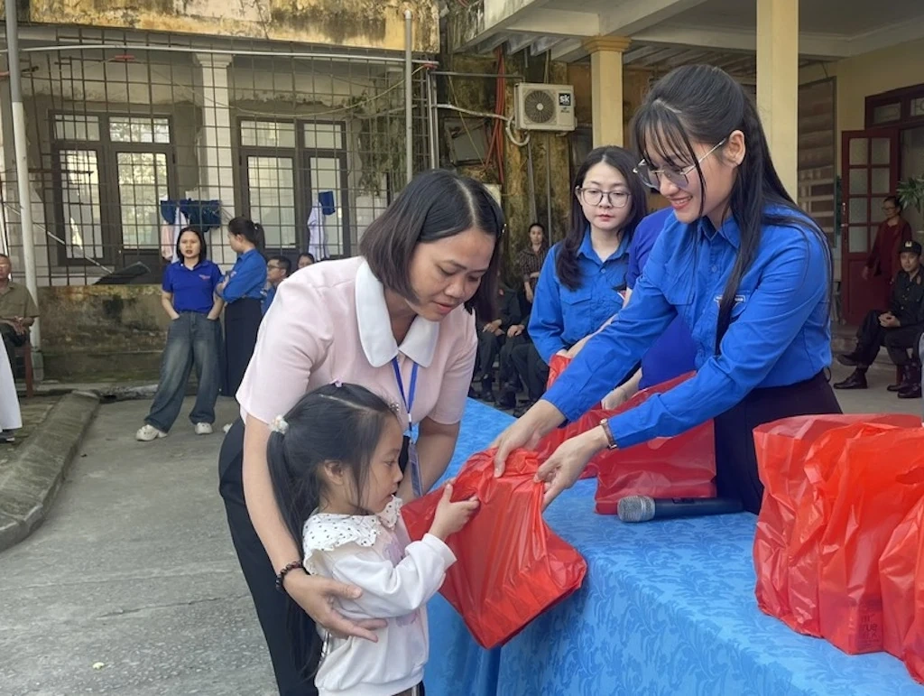 Phát 150 suất cơm miễn phí cho bệnh nhân nghèo