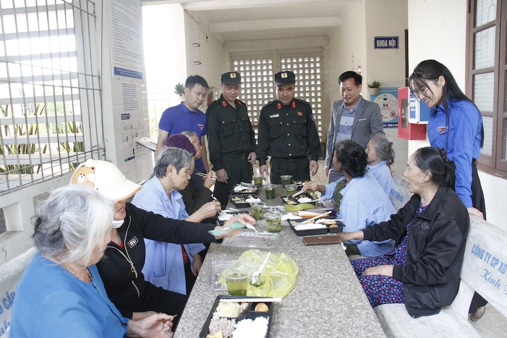 Phát 150 suất cơm miễn phí cho bệnh nhân nghèo