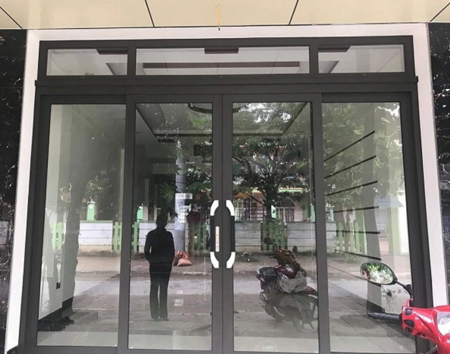 Thi công cửa kính tự động, cửa nhôm trượt quay uy tín, giá thấp tại Cuanhomhe của Việt Phong
