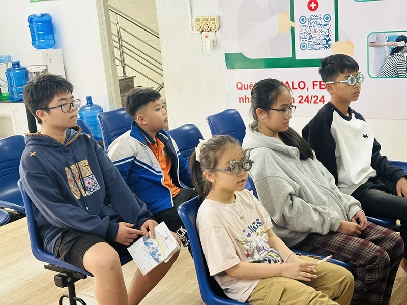 Bảo vệ đôi mắt của trẻ trước tình trạng cận thị học đường