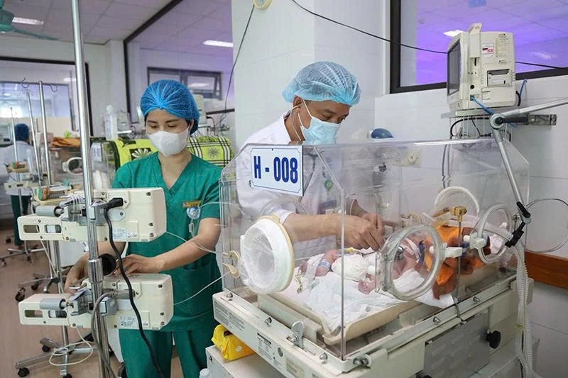 Phía sau cánh cửa phòng bệnh