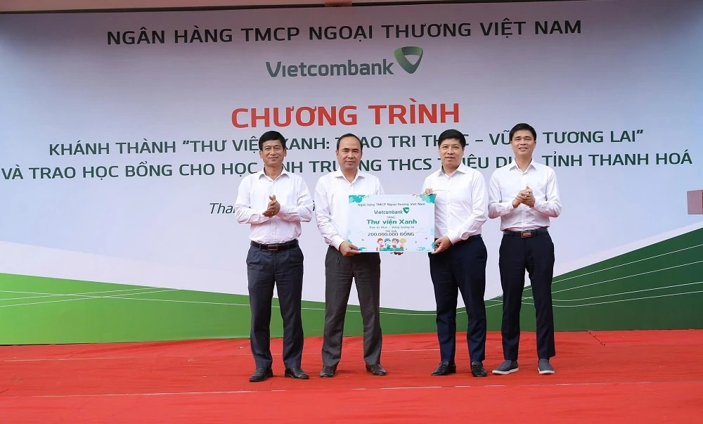 Vietcombank khánh thành “Thư viện Xanh” và trao tặng học bổng cho học sinh nghèo vượt khó tại Thanh Hóa