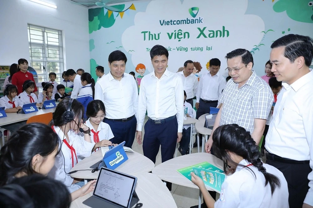 Vietcombank khánh thành “Thư viện Xanh” và trao tặng học bổng cho học sinh nghèo vượt khó tại Thanh Hóa