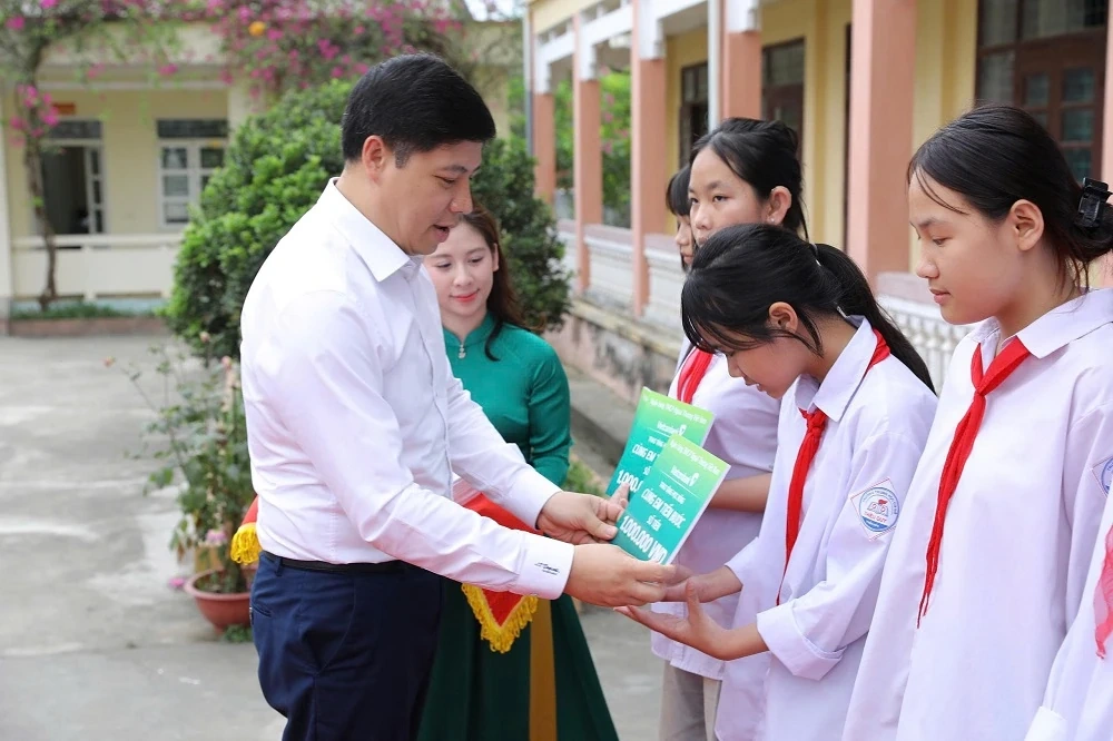 Vietcombank khánh thành “Thư viện Xanh” và trao tặng học bổng cho học sinh nghèo vượt khó tại Thanh Hóa