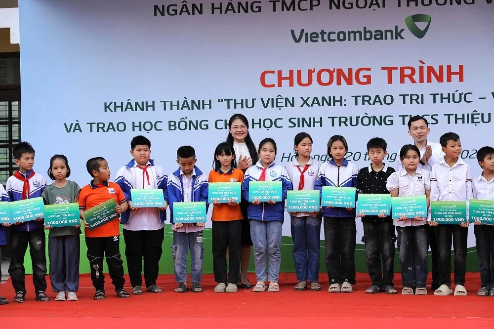 Vietcombank khánh thành “Thư viện Xanh” và trao tặng học bổng cho học sinh nghèo vượt khó tại Thanh Hóa