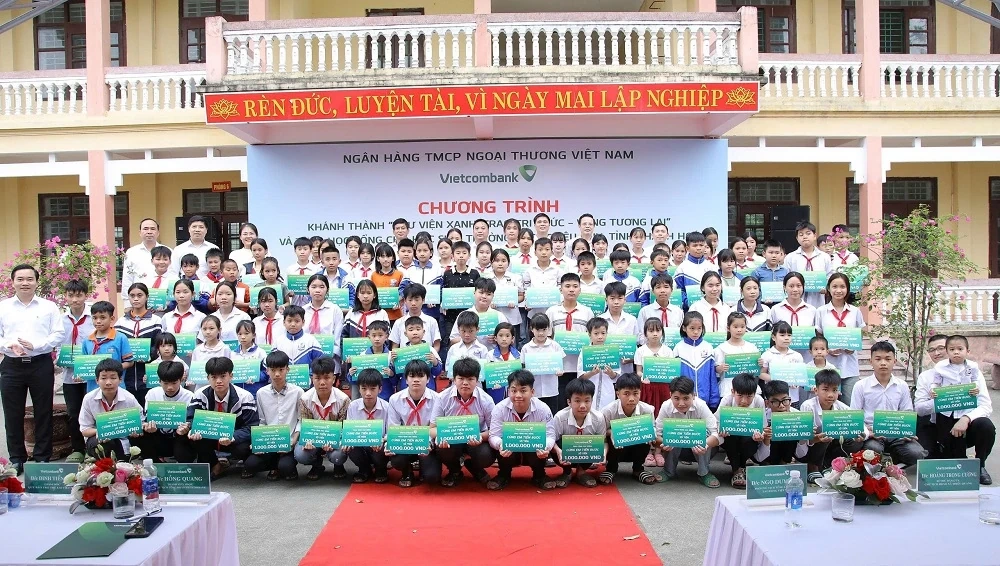 Vietcombank khánh thành “Thư viện Xanh” và trao tặng học bổng cho học sinh nghèo vượt khó tại Thanh Hóa