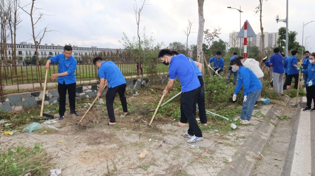 Tuổi trẻ phường Hạc Thành ra quân dọn vệ sinh môi trường “Ngày chủ nhật xanh”