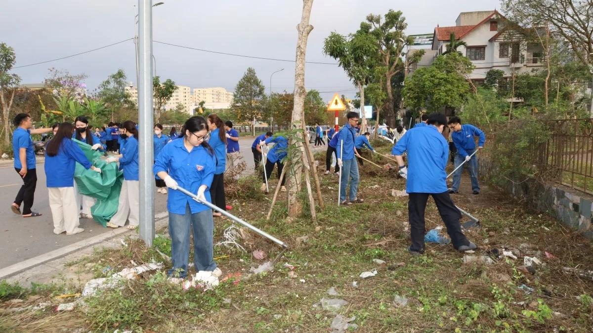 Tuổi trẻ phường Hạc Thành ra quân dọn vệ sinh môi trường “Ngày chủ nhật xanh”