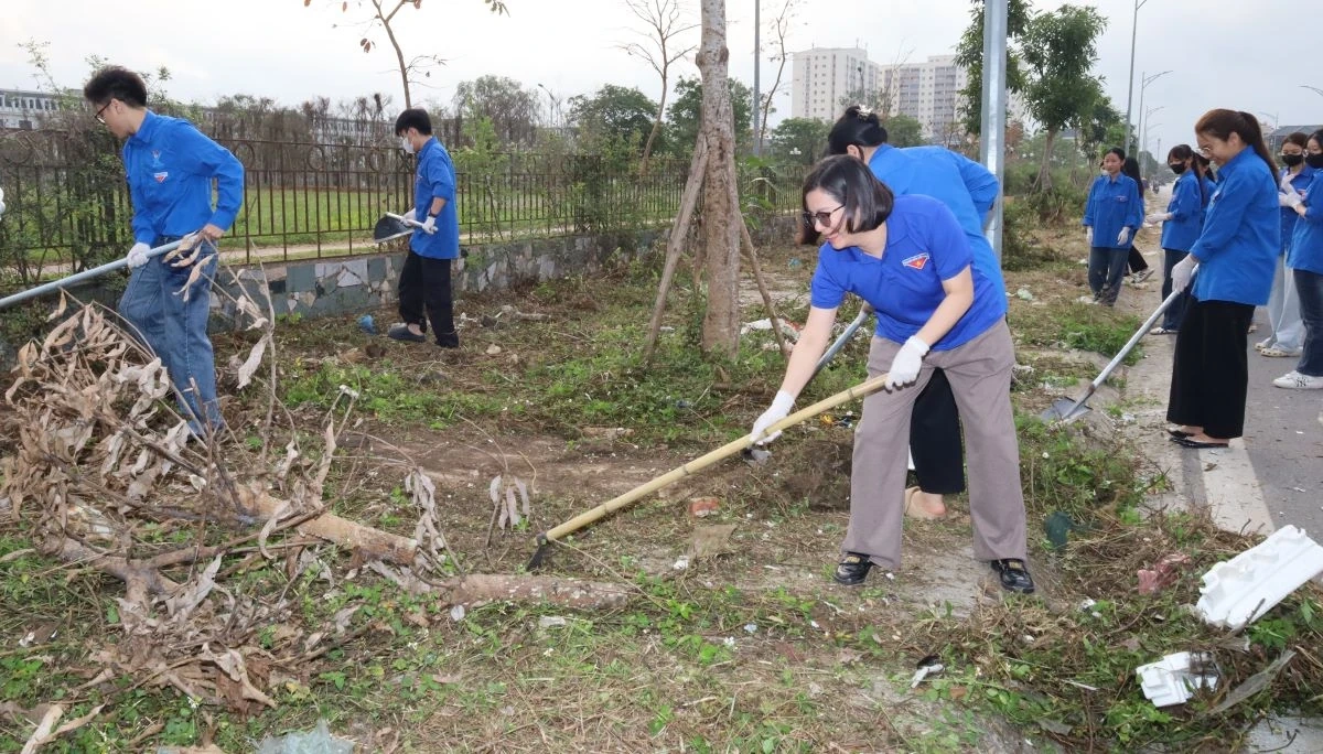 Tuổi trẻ phường Hạc Thành ra quân dọn vệ sinh môi trường “Ngày chủ nhật xanh”