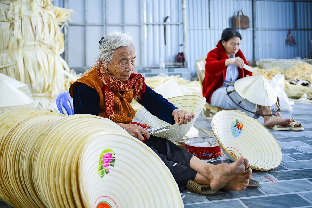 Nón lá Trường Văn: Giữ nghề để giữ sinh kế