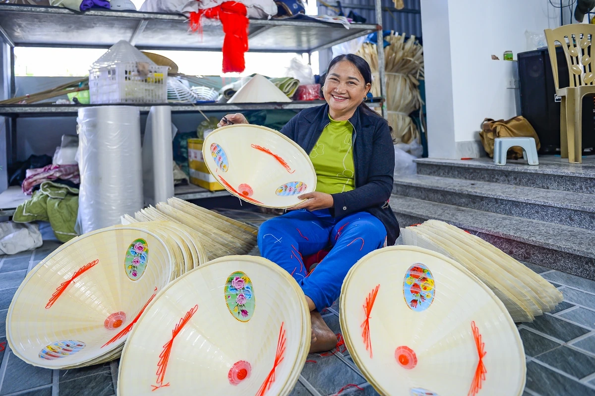 Nón lá Trường Văn: Giữ nghề để giữ sinh kế