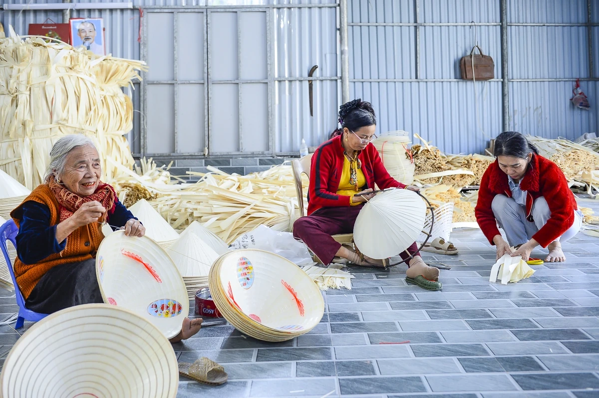 Nón lá Trường Văn: Giữ nghề để giữ sinh kế