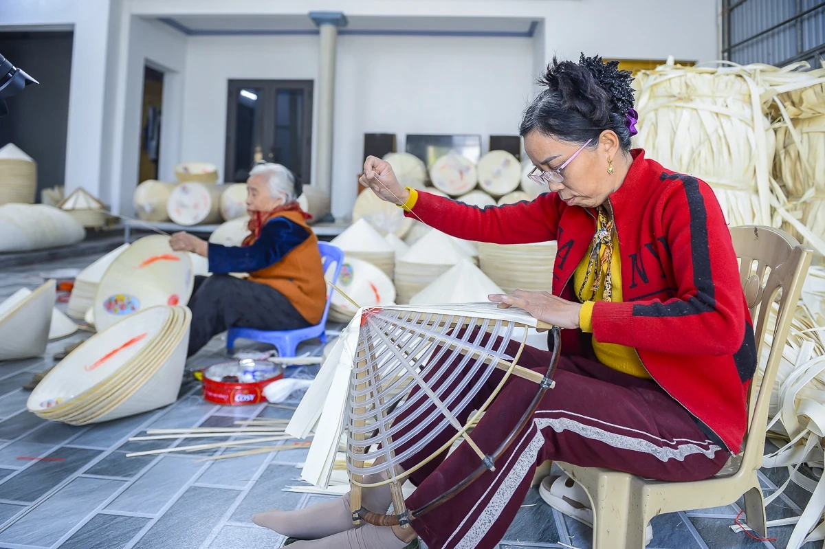 Nón lá Trường Văn: Giữ nghề để giữ sinh kế