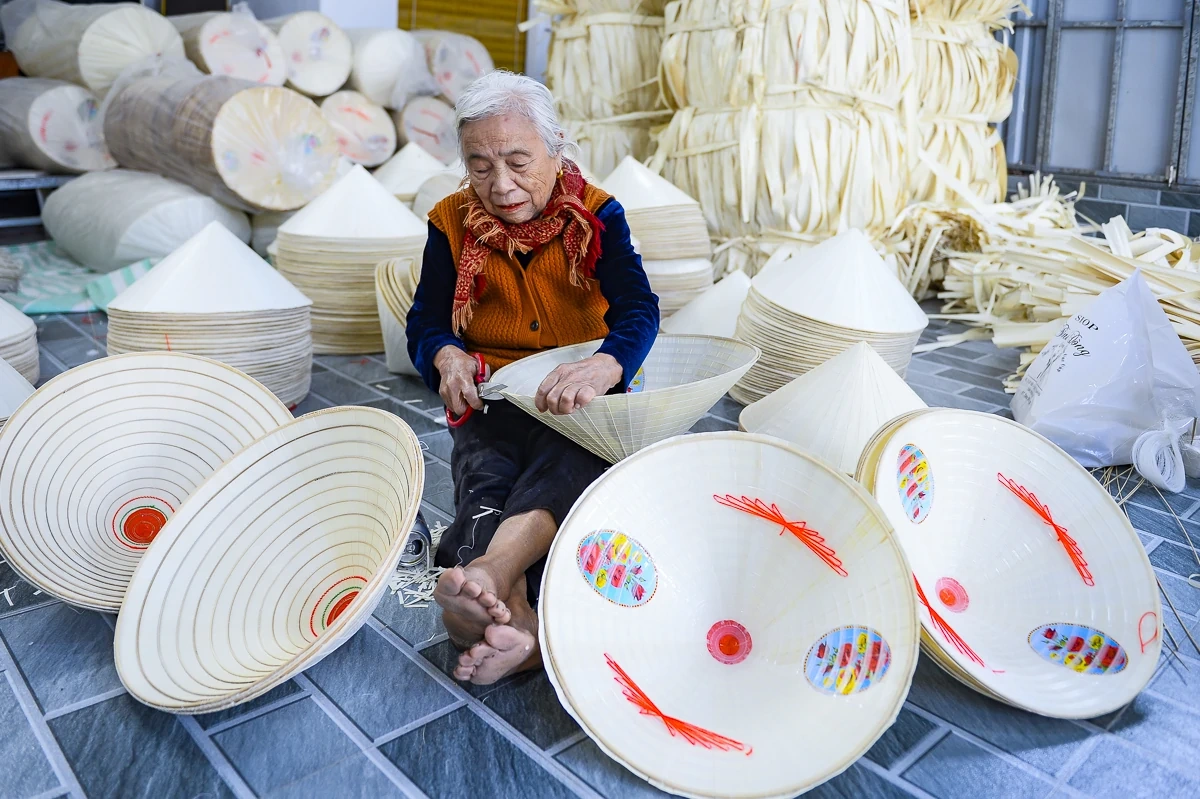 Nón lá Trường Văn: Giữ nghề để giữ sinh kế