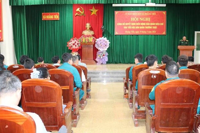 Xã Hoằng Tiến: Công bố, trao quyết định dân quân thường trực