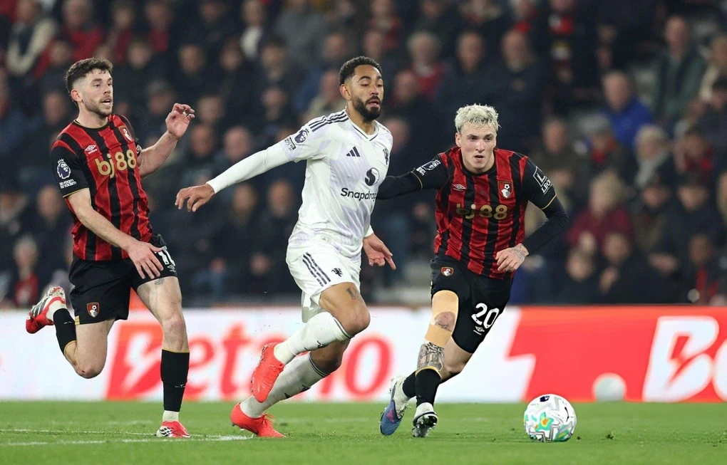 Khoa Ngô tỏa sáng đưa CLB Công an TP HCM vào bán kết Cúp QG; MU chia điểm đáng tiếc