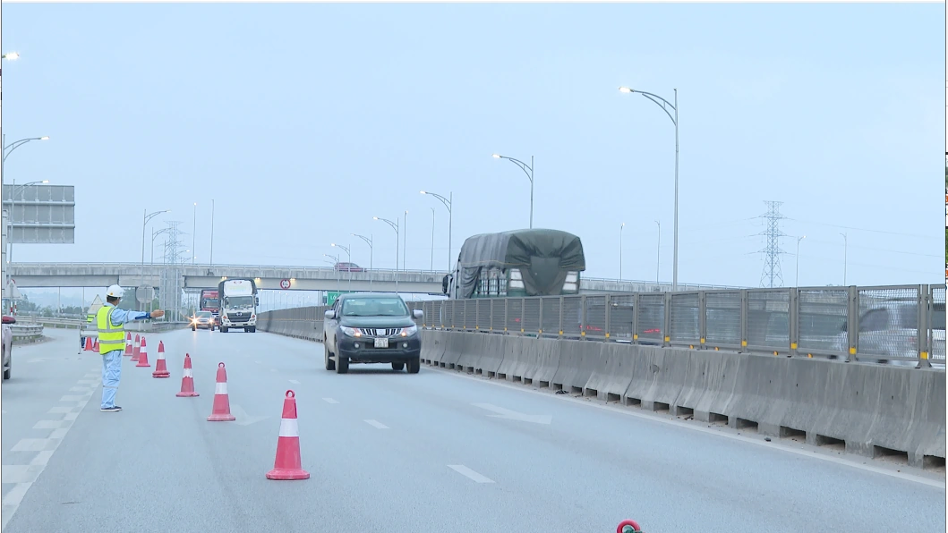 Hàng loạt chóp nón cảnh báo trên cao tốc qua Thanh Hóa “bốc hơi”