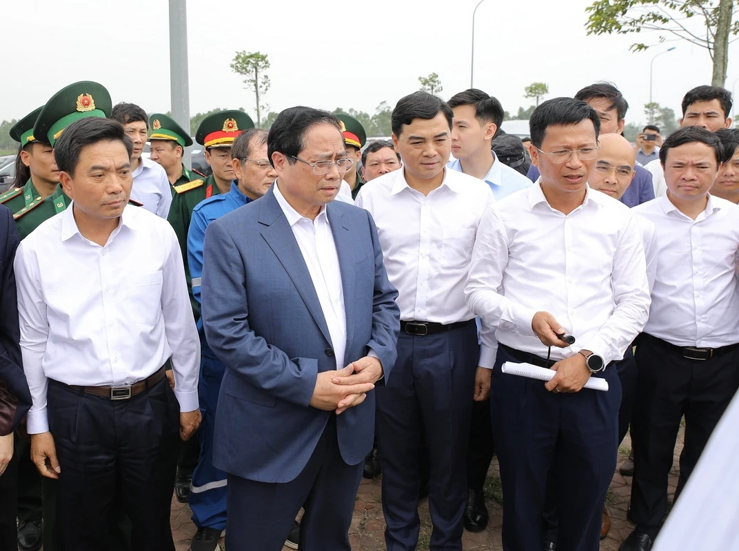 Thủ tướng Chính phủ Phạm Minh Chính khảo sát địa điểm xây dựng kho dầu và làm việc với Nhà máy Lọc hóa dầu Nghi Sơn