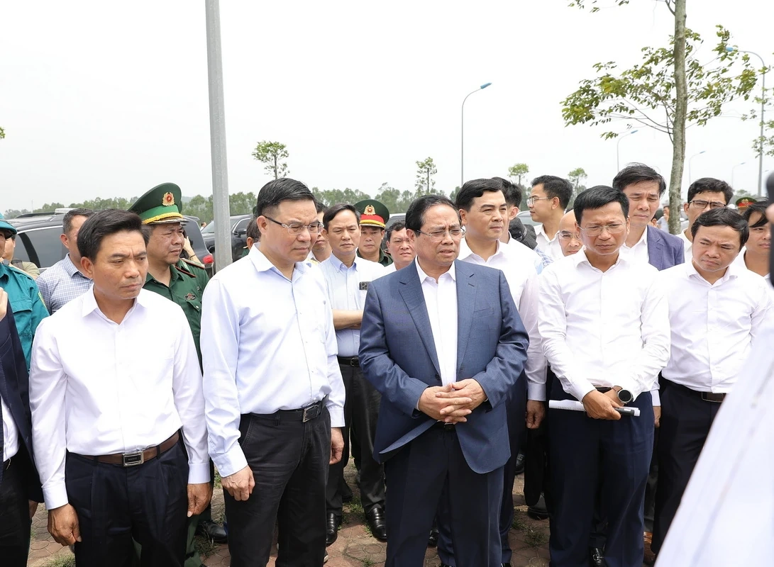 Thủ tướng Chính phủ Phạm Minh Chính khảo sát địa điểm xây dựng kho dầu và làm việc với Nhà máy Lọc hóa dầu Nghi Sơn