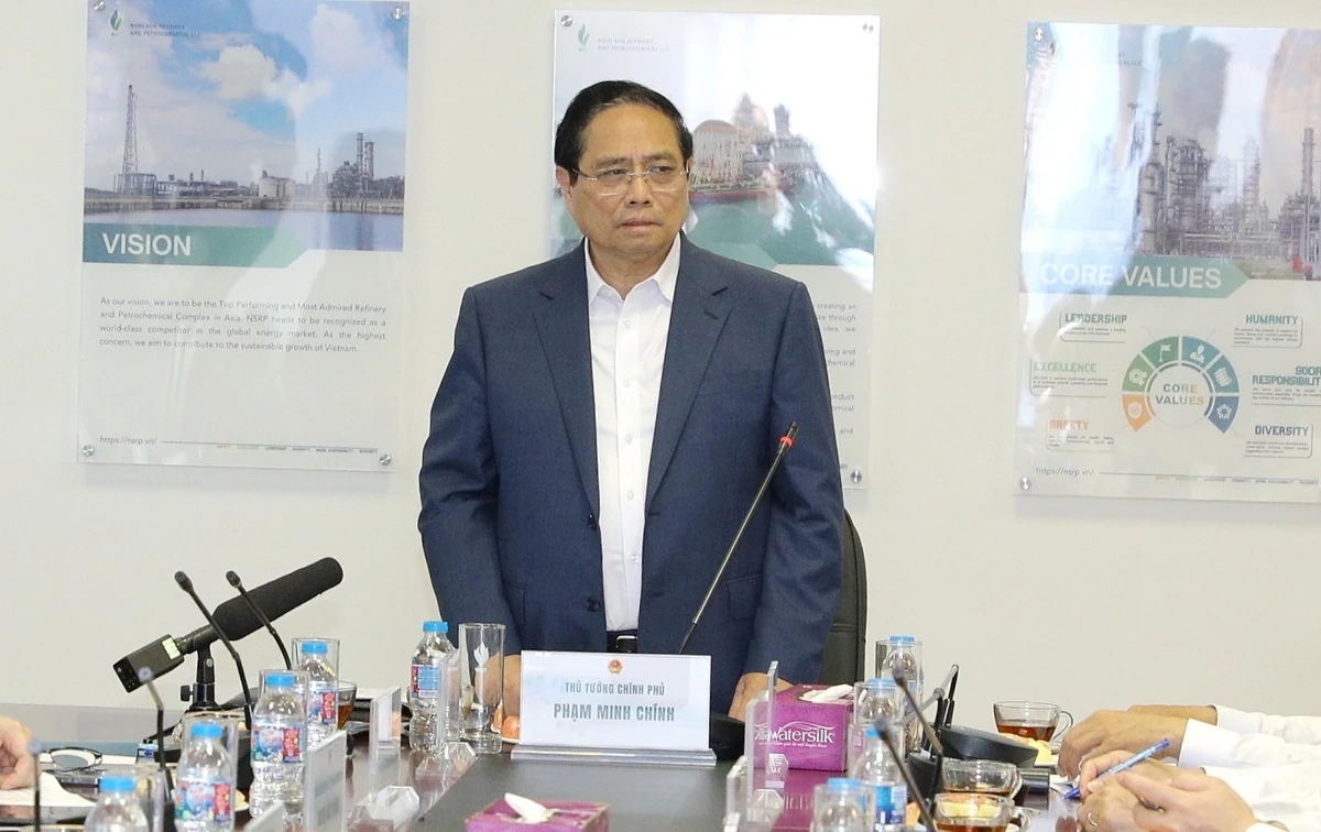 Thủ tướng Chính phủ Phạm Minh Chính khảo sát địa điểm xây dựng kho dầu và làm việc với Nhà máy Lọc hóa dầu Nghi Sơn